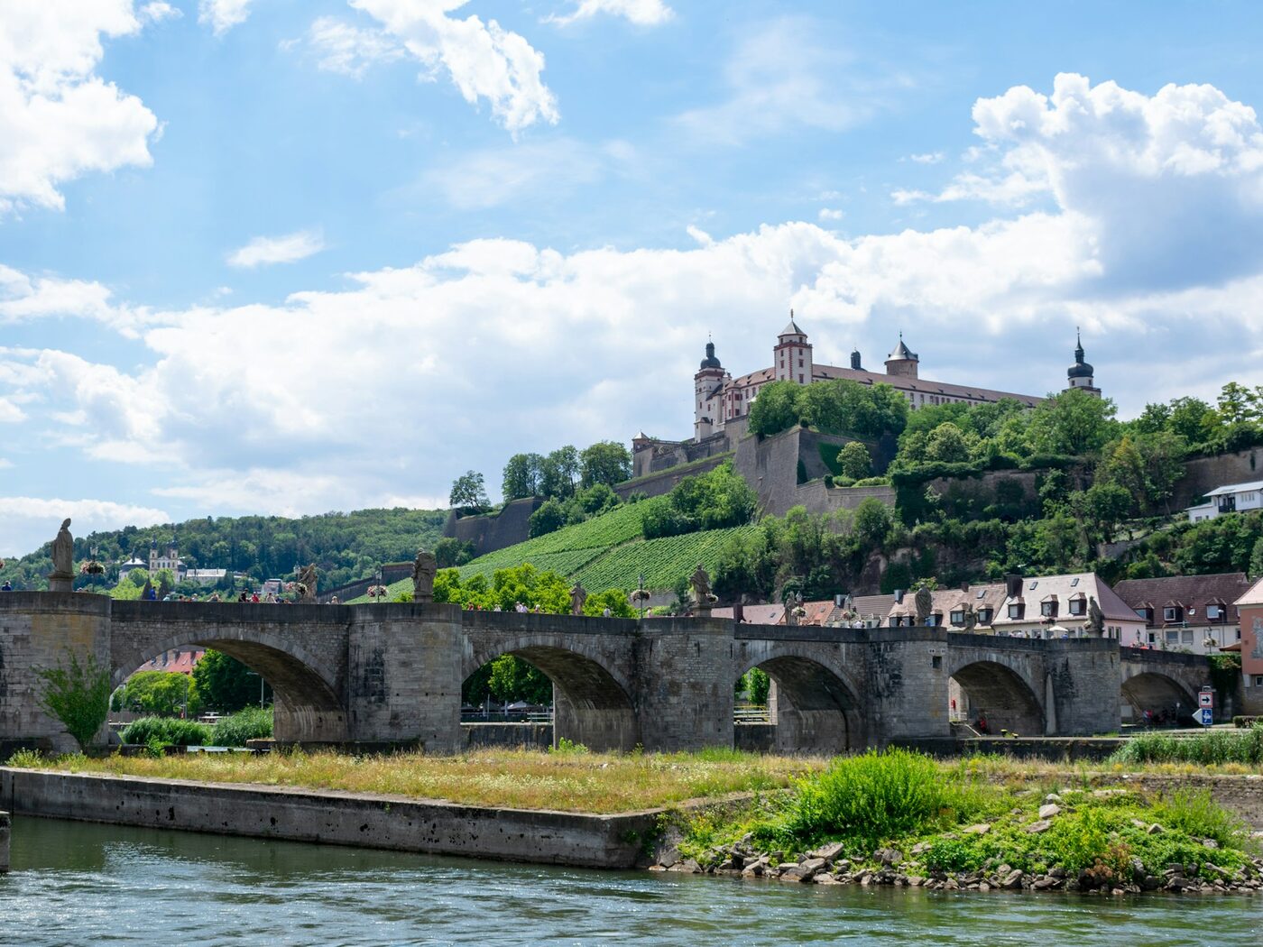 Alte Mainbrücke in Würzburg mit der Festung Marienberg über den Weinbergen